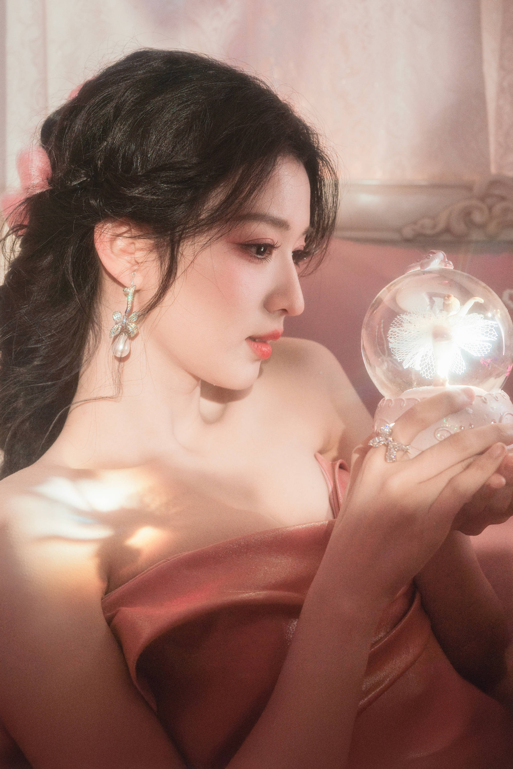 王楚然身着抹胸粉裙庆生 宛如童话公主甜度满分