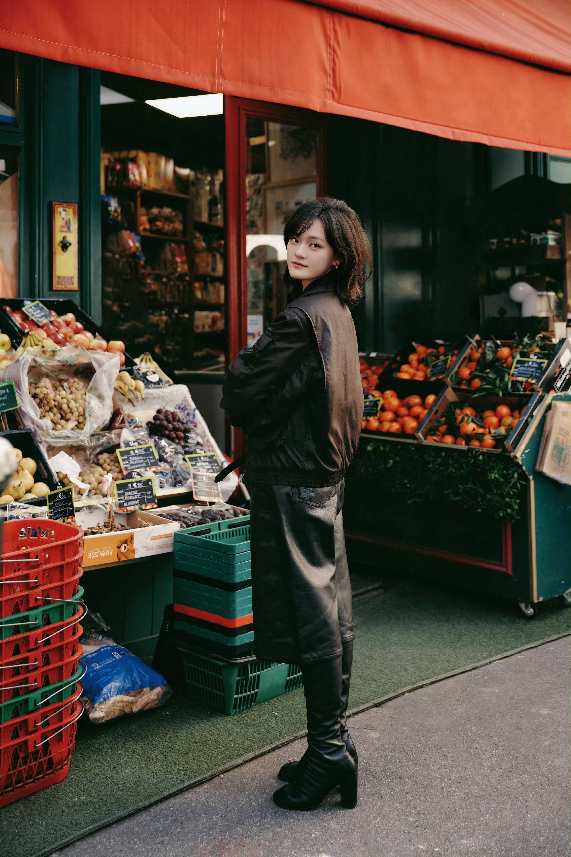 文淇黑皮衣配皮裙街头踱步 凉爽轻松又灵动