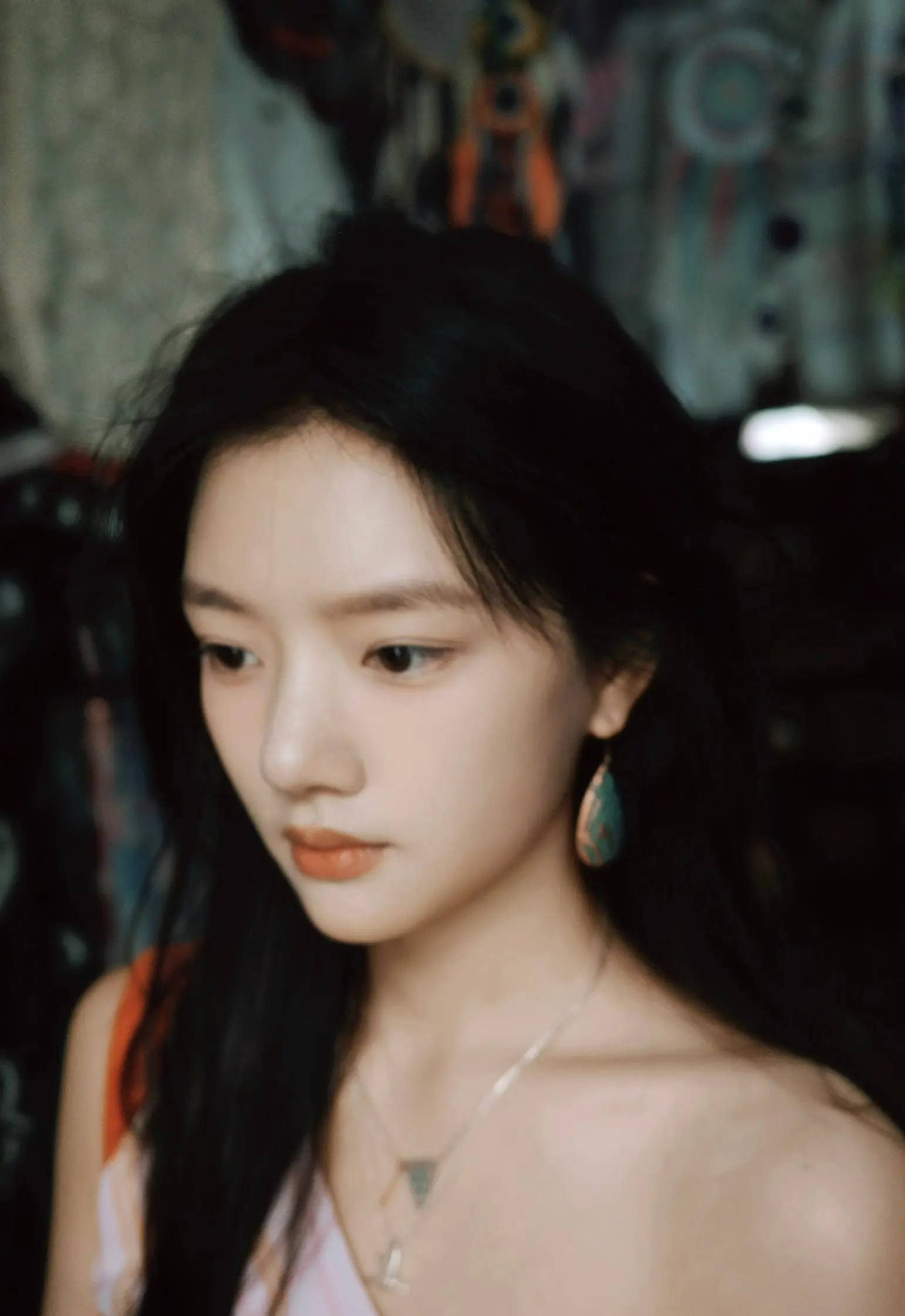 任敏随拍大秀精良锁骨 满脸胶原卵白皮肤亮到发光