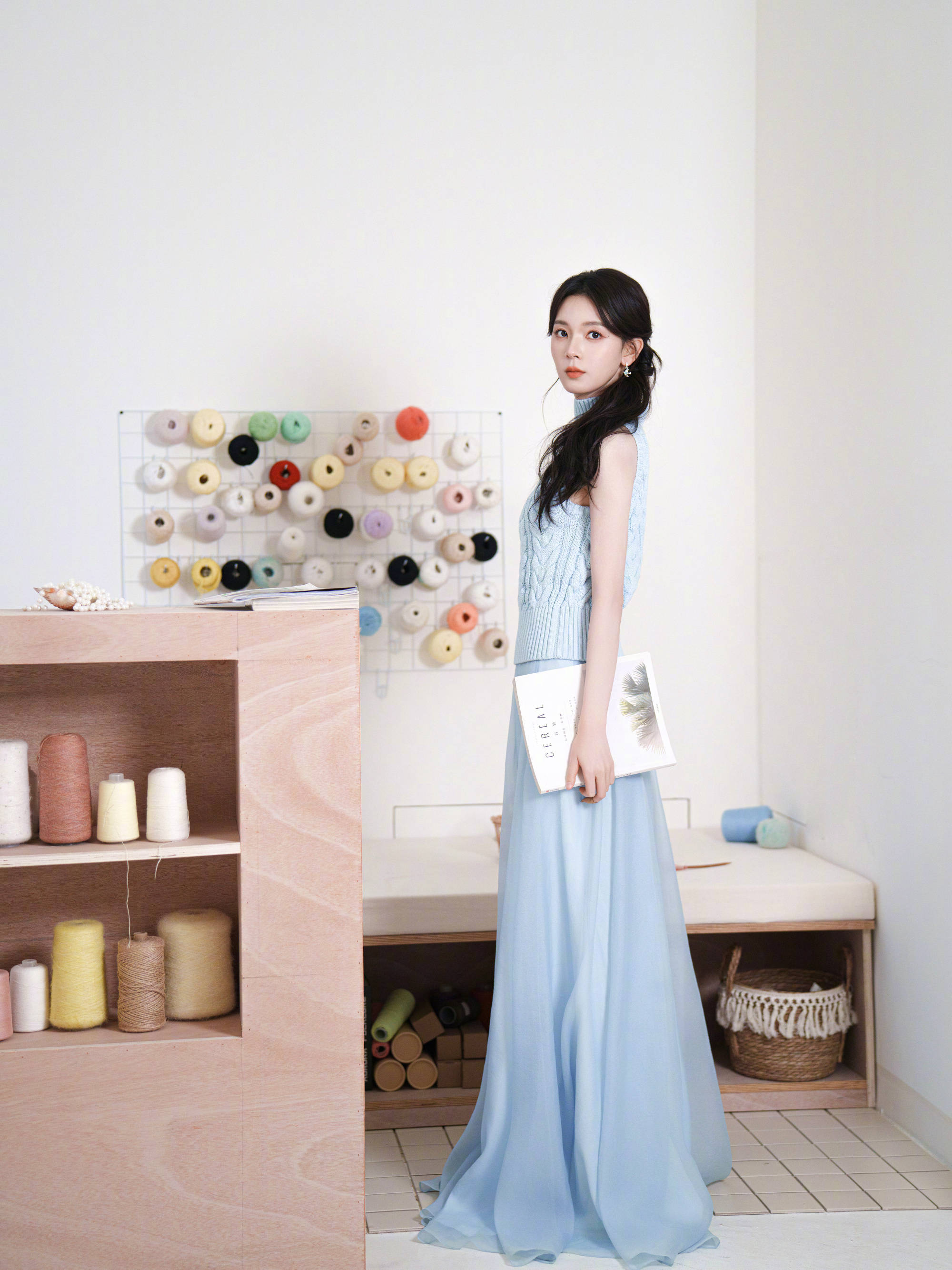 陈瑶浅蓝忠实衫配纱裙 恬静温婉清甜又颐养