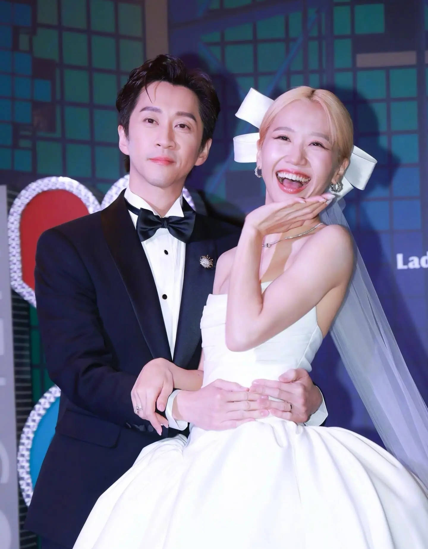 陈费力lulu举行婚典！二东说念主甘好意思热吻大方秀恩爱