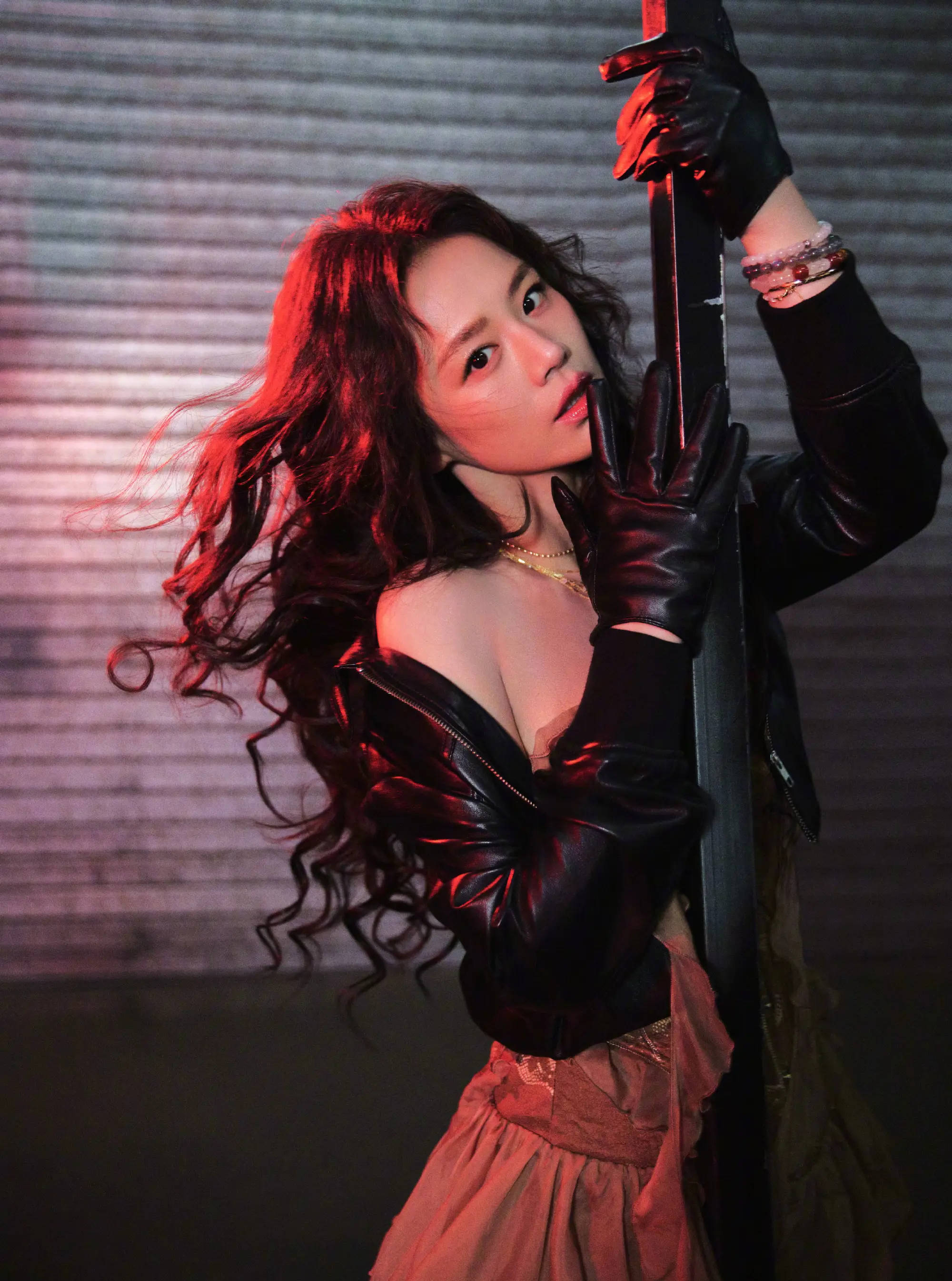 马念念纯晒与黄明昊合照！穿红色紧身上衣秀性感体魄