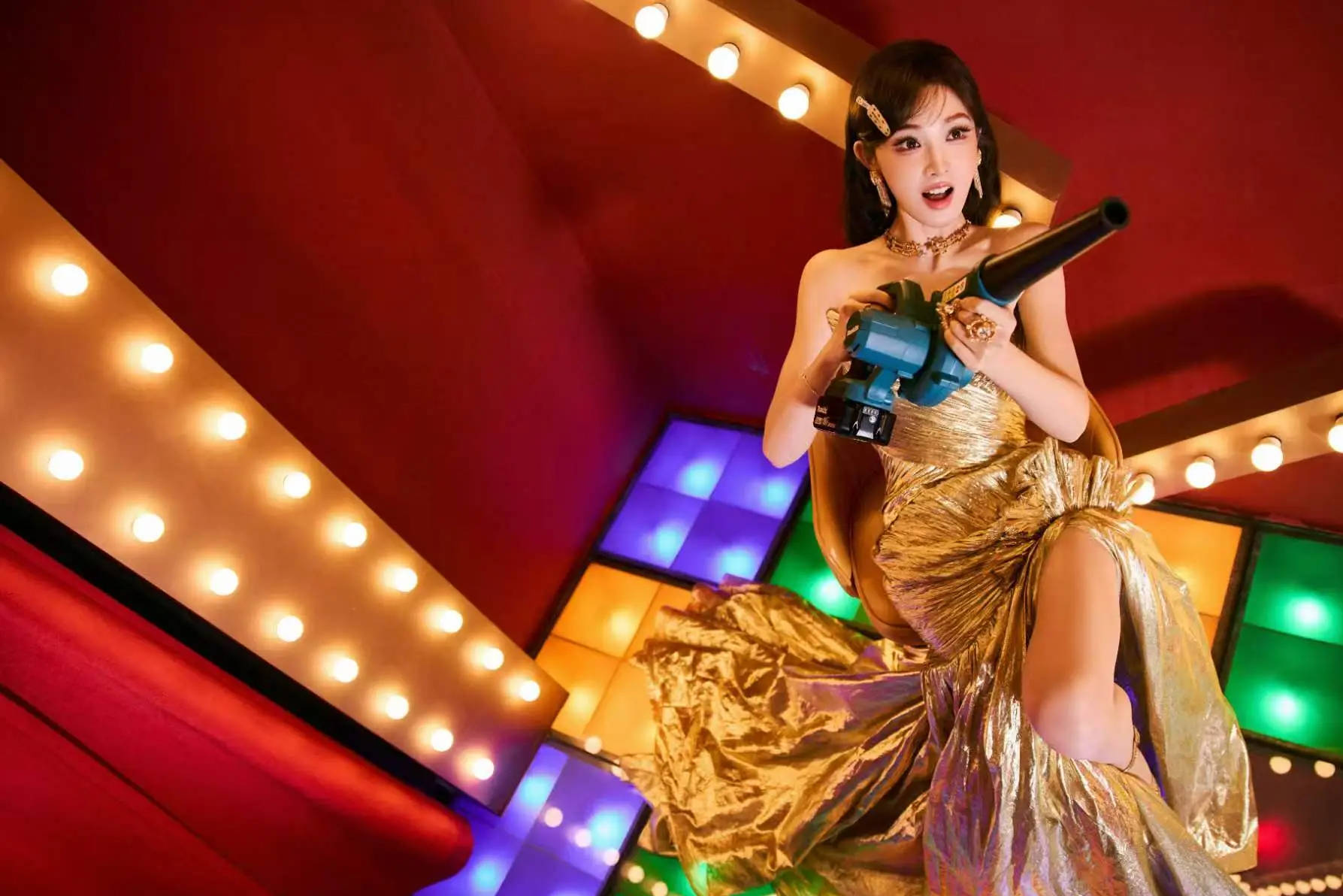 彭小苒穿抹胸礼裙明艳夺目 维握发卡点缀俏皮贵气