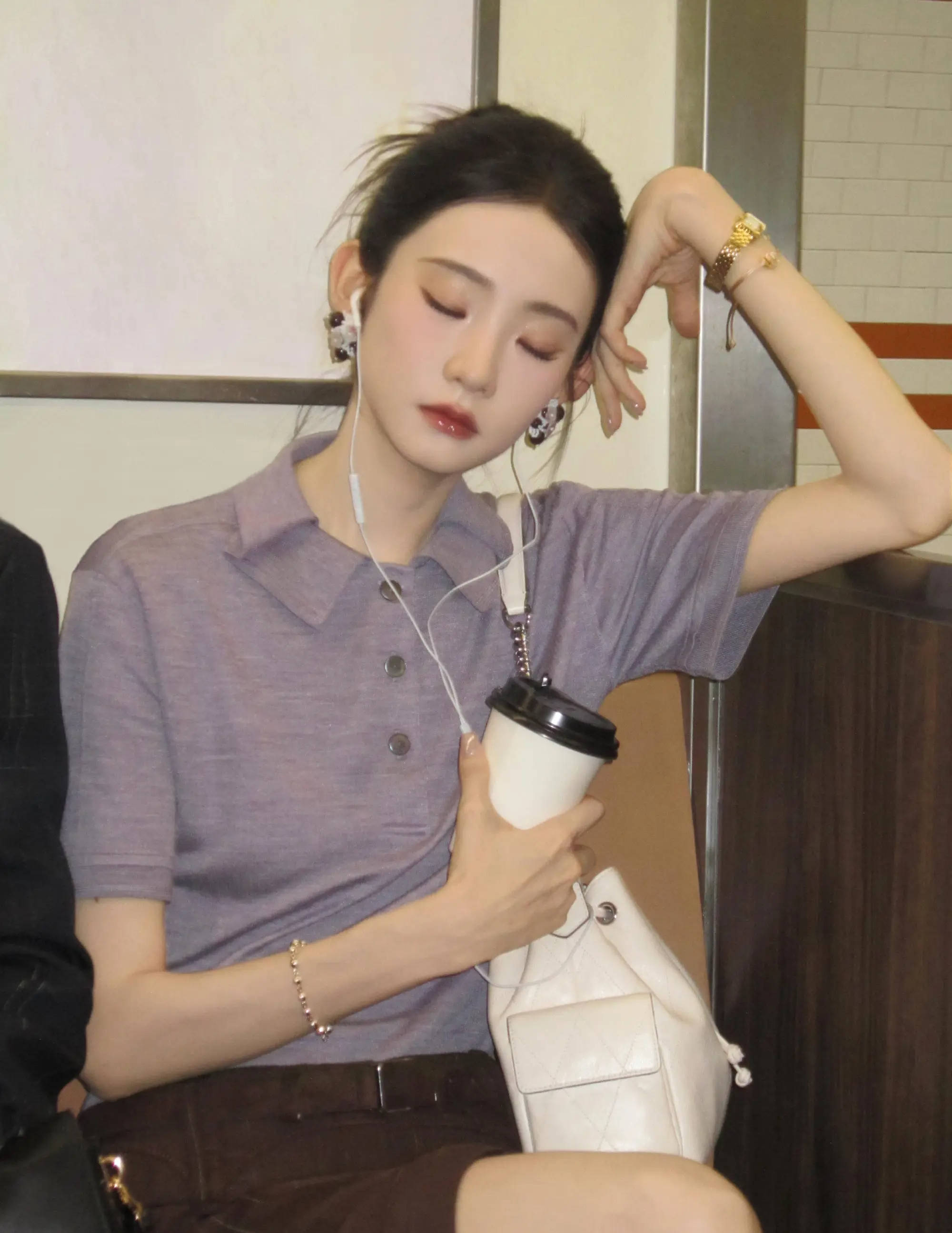 张艺凡穿浅紫上衣与深棕长裙 妆容清透优雅又寒冷