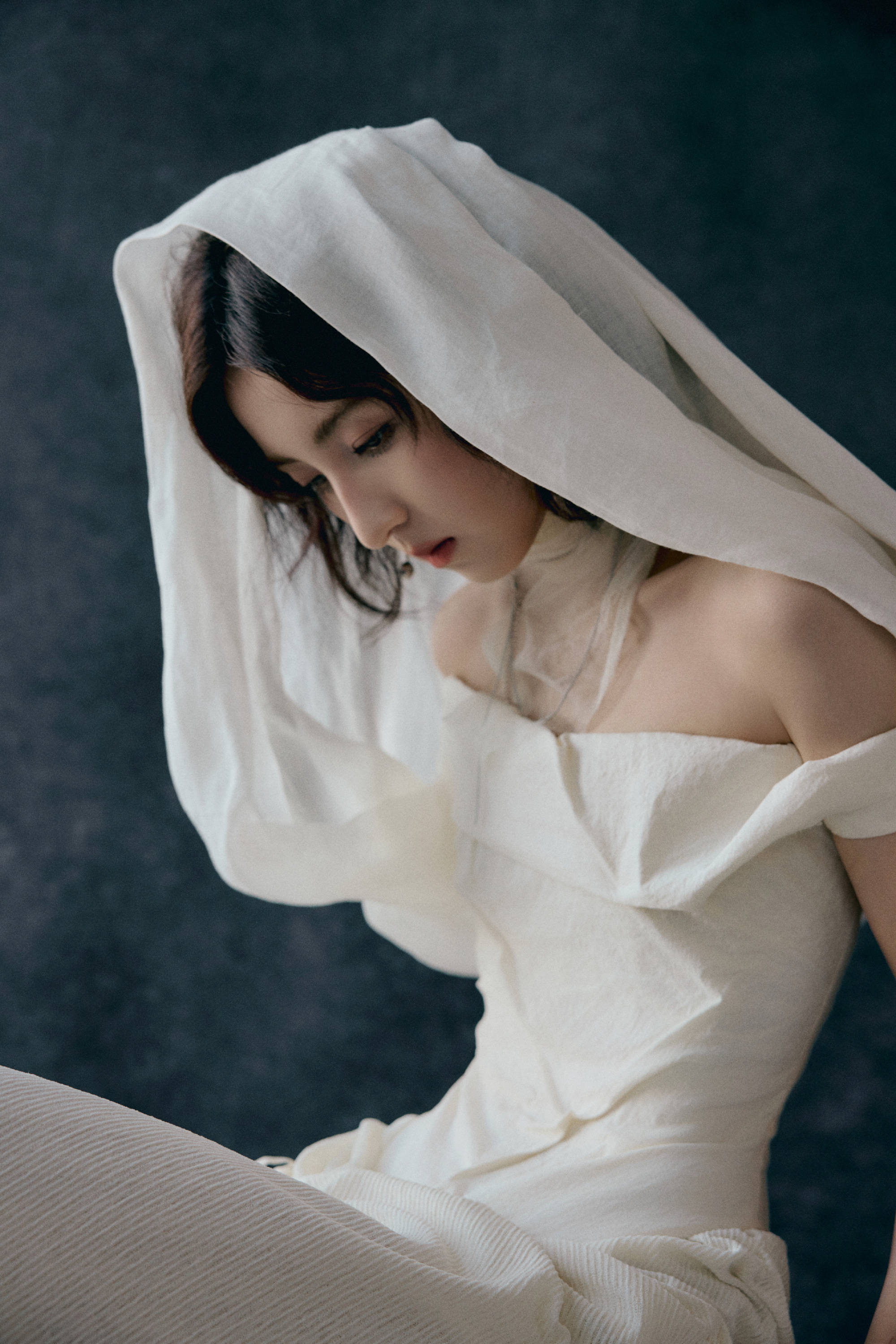 张子枫穿一字肩长裙秘籍矜贵 垂眸千里想似女神驾临