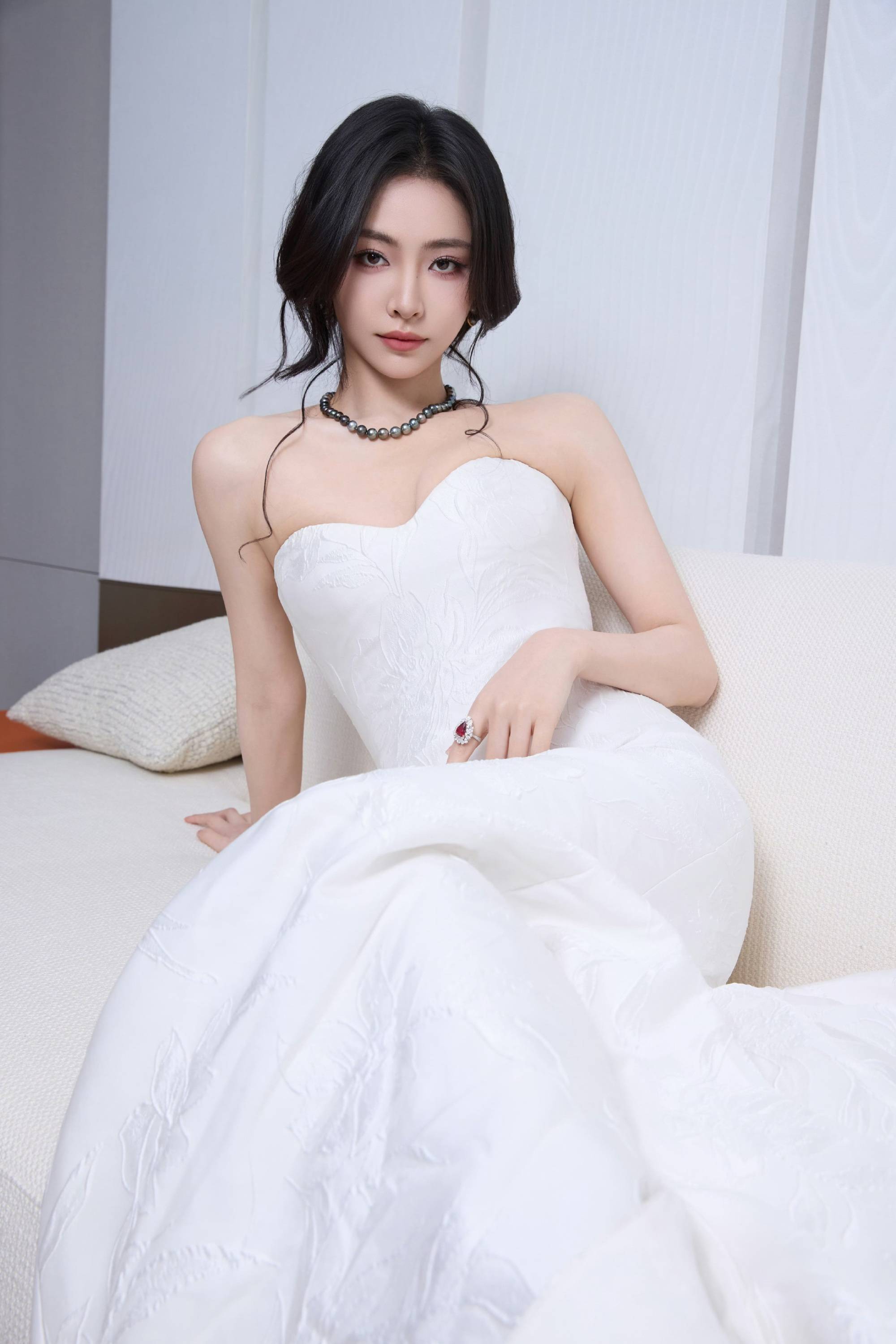 许佳琪穿白抹胸裙魅惑性感 盘发造型尽显撩东说念主魔力