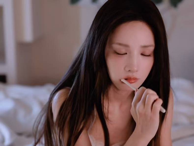 彭小苒穿吊带短裤长发慵懒垂落 景色软萌又灵动