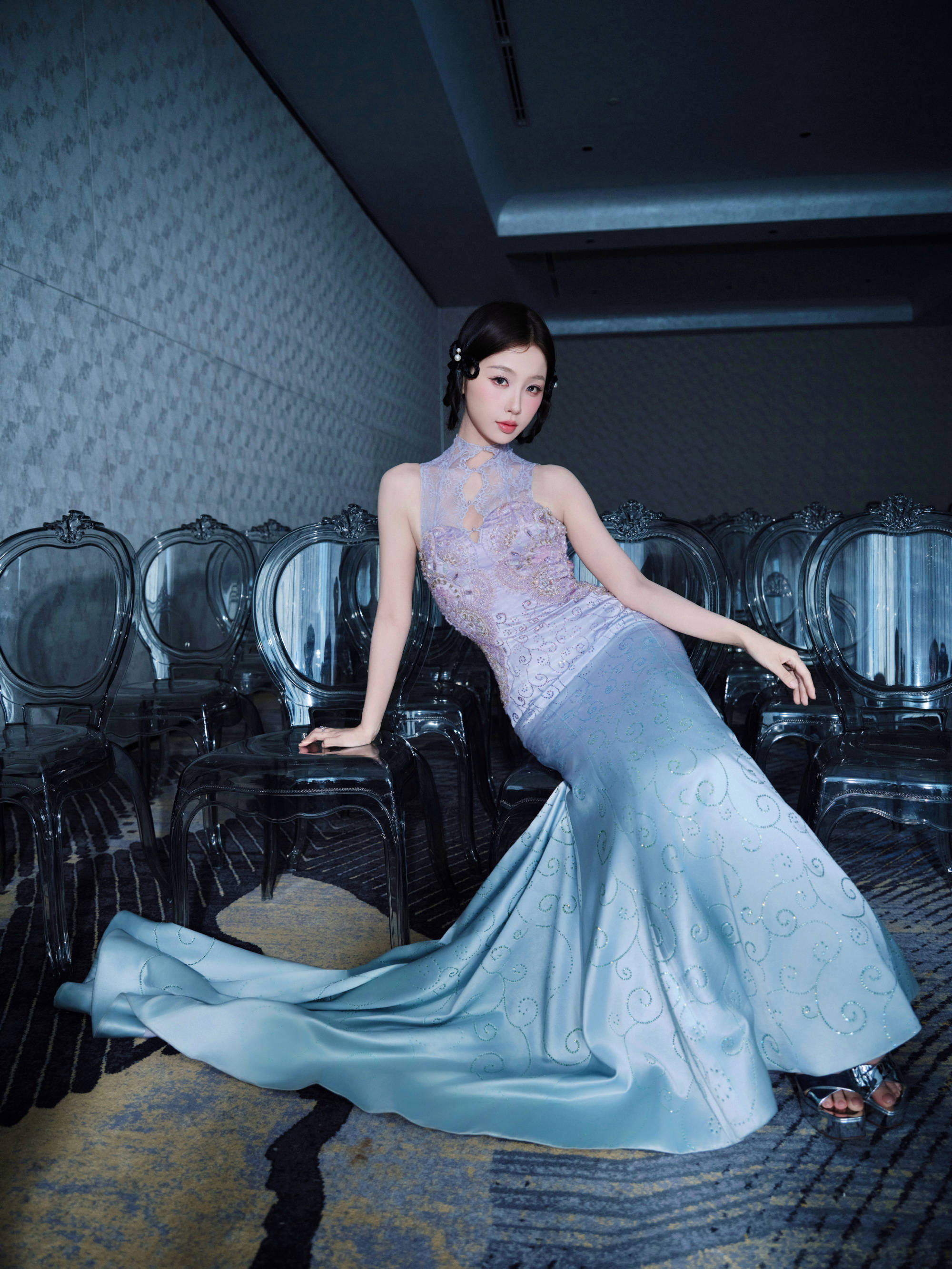 虞书欣穿蕾丝旗袍复旧优雅 鱼尾裙摆显唯妙动东说念主