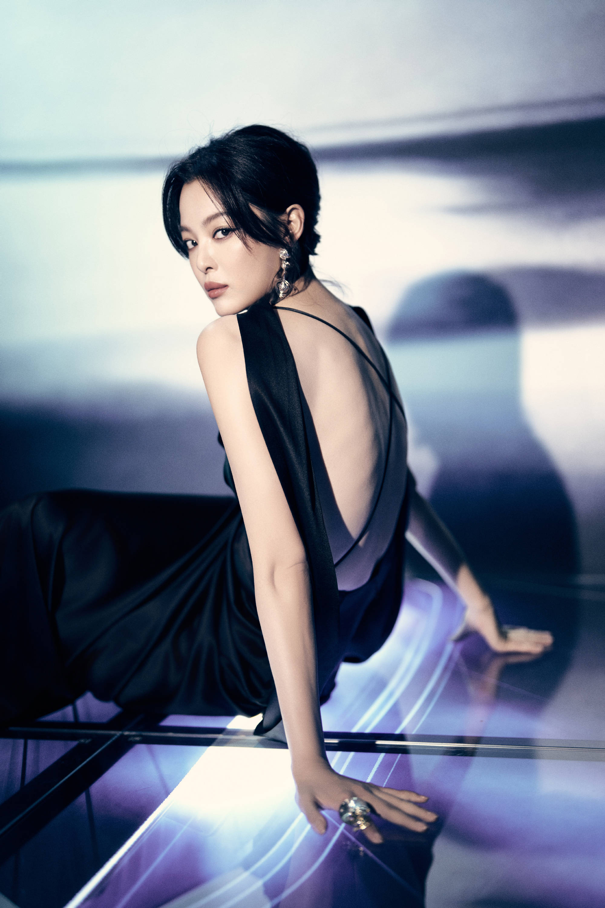 辛芷蕾身穿露背吊带裙性感吸睛 体格高挑气质在线