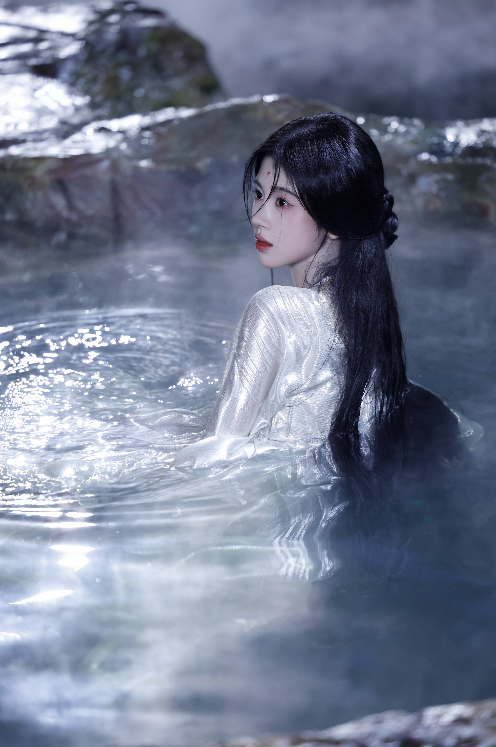 鞠婧祎着银纱古装水中出镜 湿发造型凉爽出尘