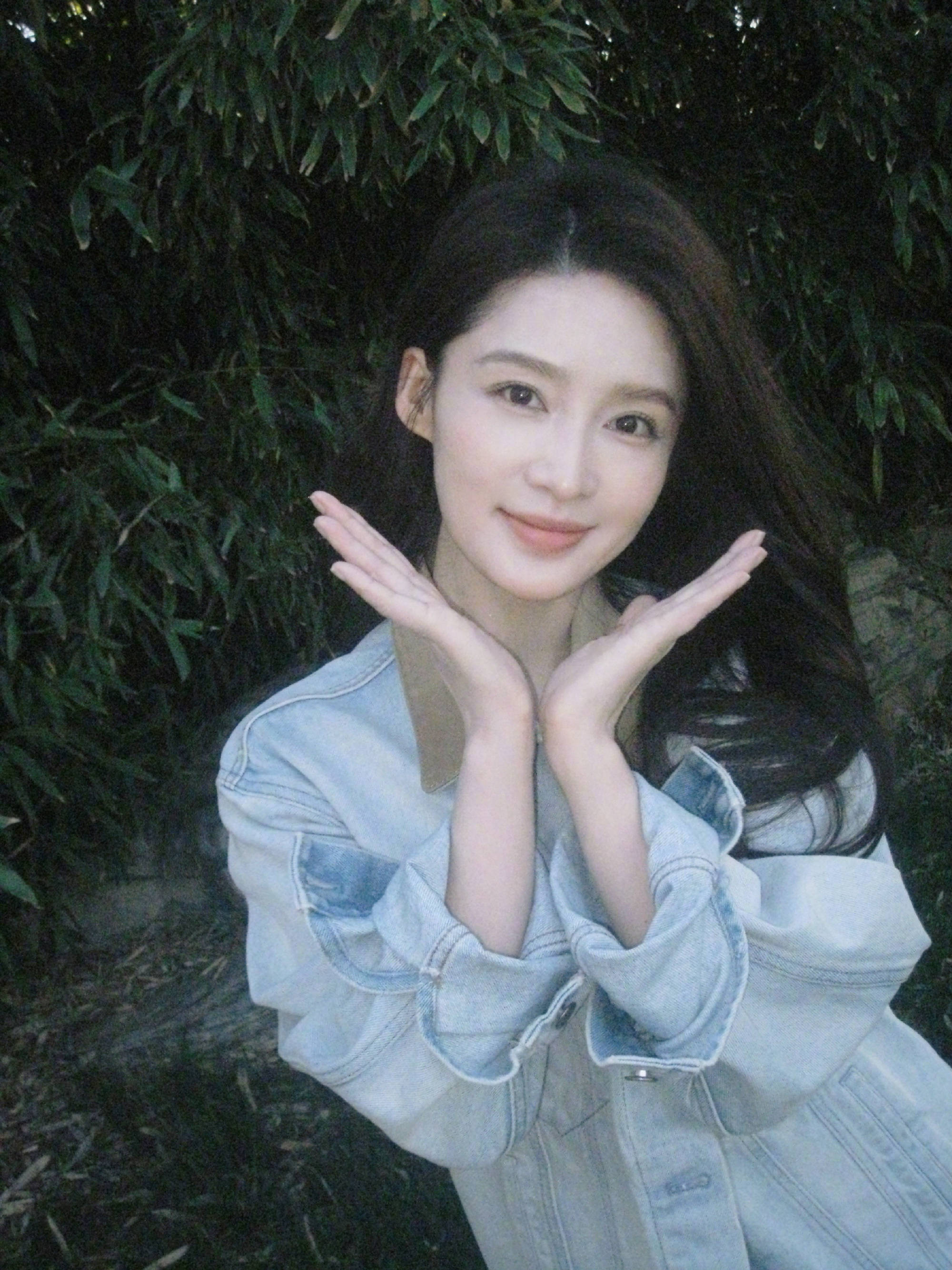 李沁穿印花抹胸短裤秀躯壳 打扮寒冷理睬炽热夏令