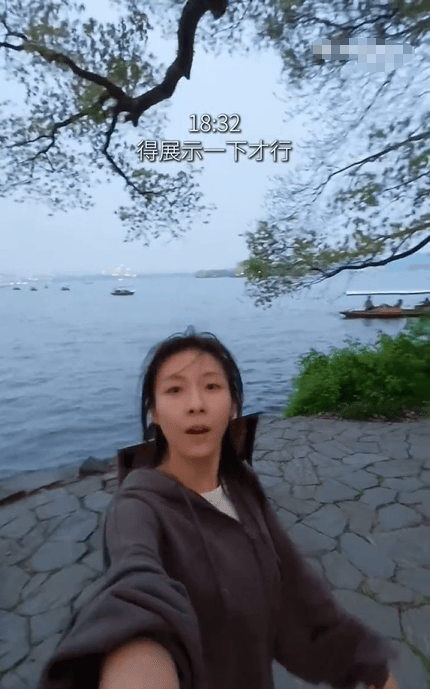 韩国影后河智苑西湖独自夜跑 素颜出镜状况超好