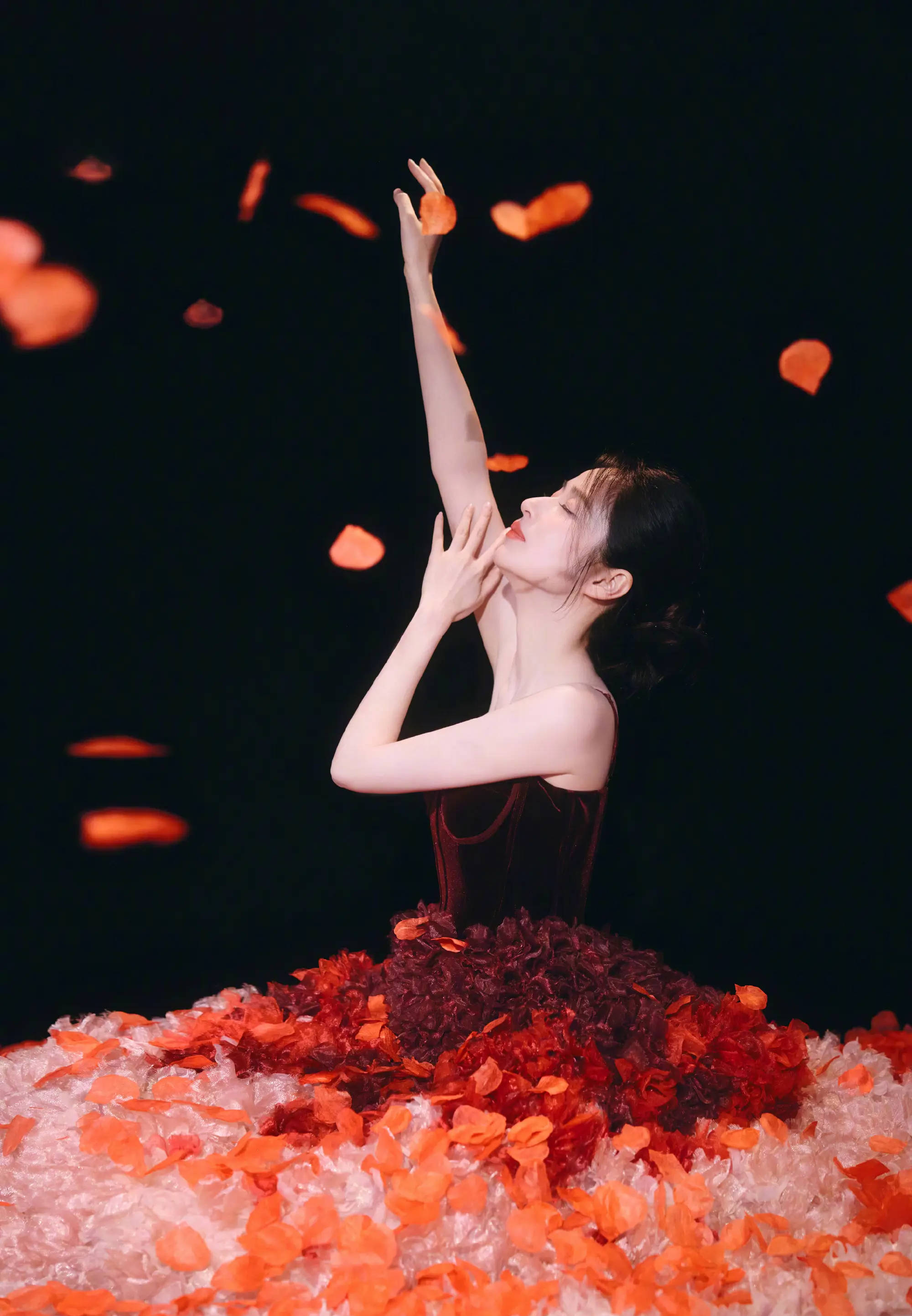 颖儿穿花瓣长裙宛如油画公主 危坐画框中栏杆玉砌